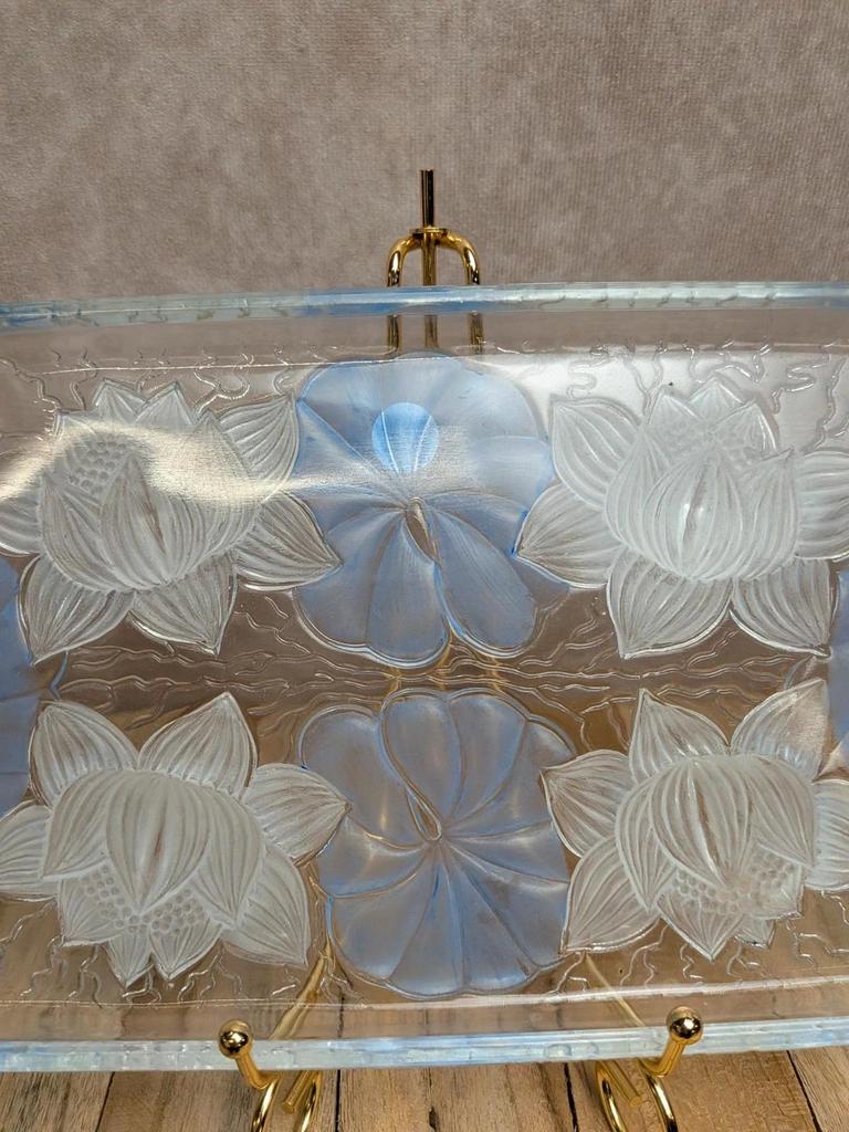 Plat en verre moulé bleu décor floral – esprit Art Déco