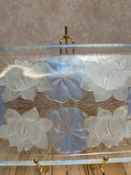 Plat en verre moulé bleu décor floral – esprit Art Déco