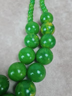 Collier vintage double rang en perles vertes façon lucite – Années 50/60