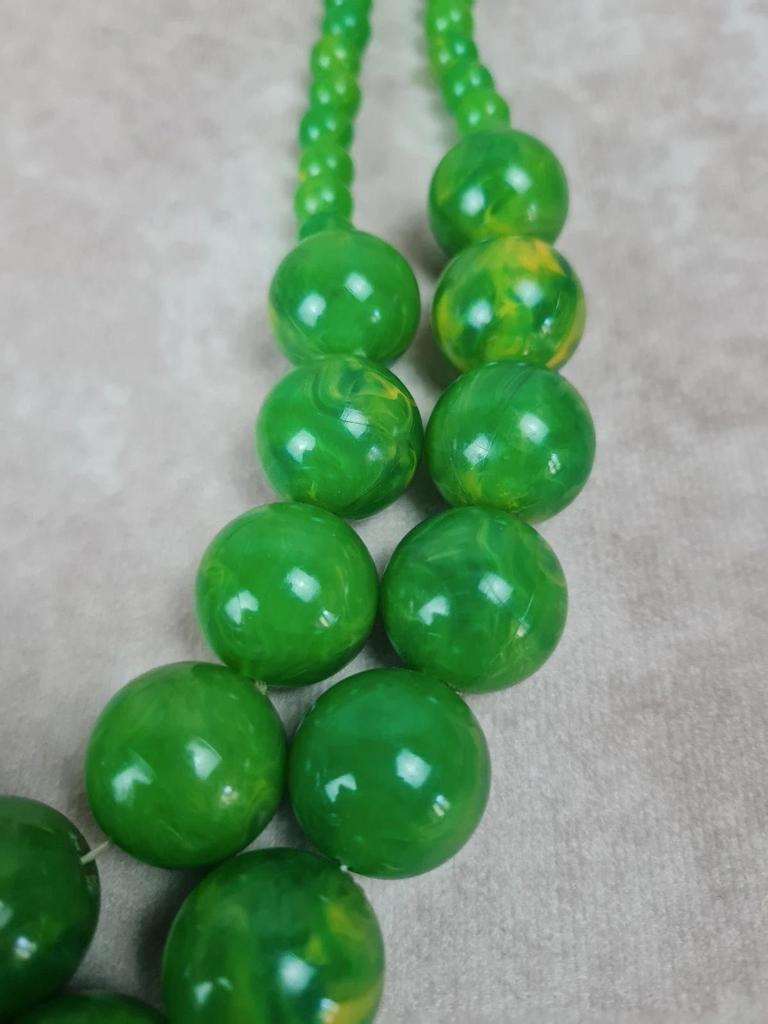 Collier vintage double rang en perles vertes façon lucite – Années 50/60