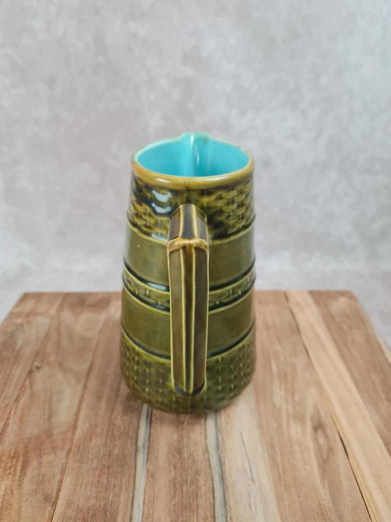 Pichet vintage faïence vert olive & intérieur turquoise – attribué à Onnaing
