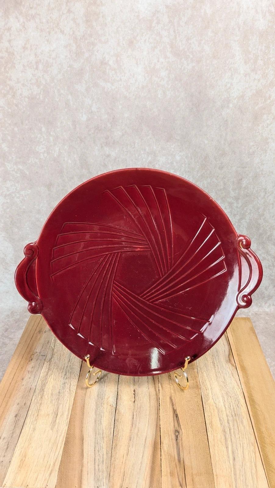Plat en céramique rouge Art déco – Relief géométrique