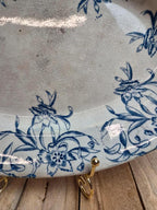 Plat ovale ancien Terre de fer bleu décor floral – 34 cm