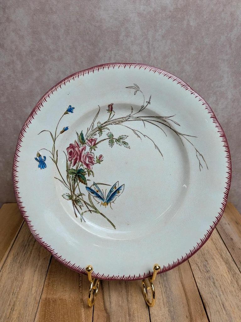 Assiette ancienne en terre de fer Sarreguemines modèle Papillon