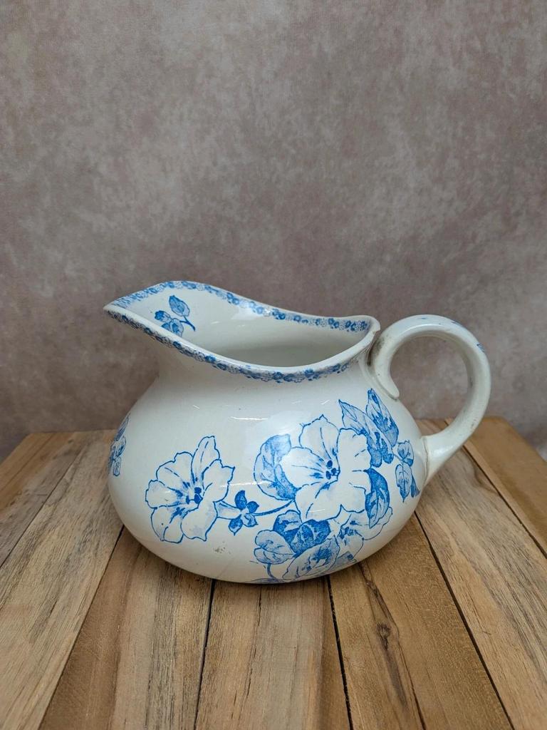 Petit broc ancien en terre de fer L.m Creil et Montereau décor floral bleu