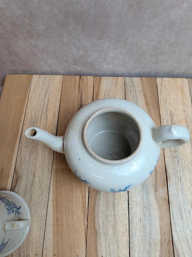 Cafetière ancienne à filtre en céramique – Saint-uze – Décor floral bleu