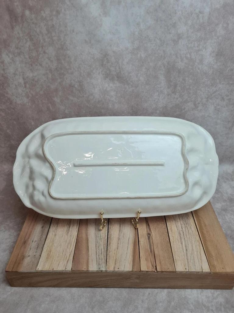 Plat rectangulaire en barbotine décor fruits – signé Pw – 40 cm