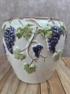 Cache-pot en faïence décor grappes de raisin et feuilles de vigne