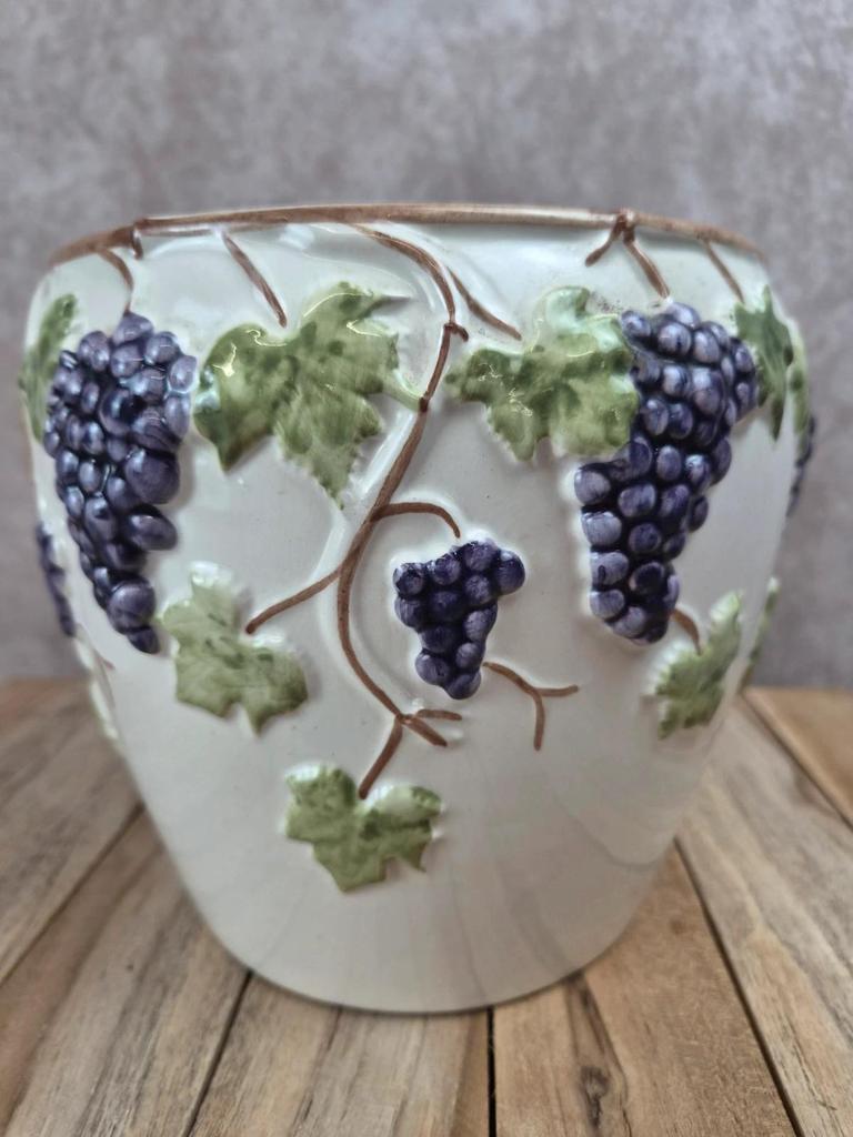 Cache-pot en faïence décor grappes de raisin et feuilles de vigne