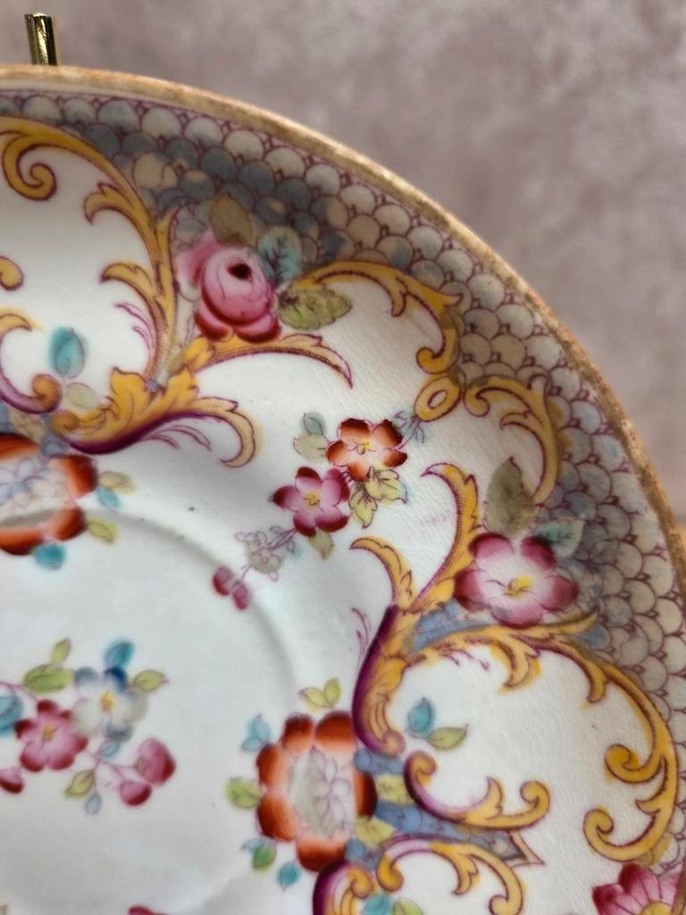 Sous-tasse ancienne décor rocaille fleuri – esprit romantique – porcelaine ancienne
