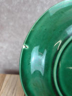 Lot de 2 assiettes à dessert en barbotine verte décor vigne