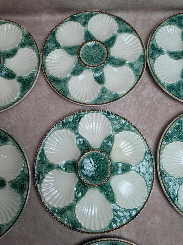 Service 12 assiettes + plat à huîtres Longchamp barbotine coquille