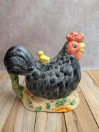 Théière poule sur son nid en barbotine avec couvercle poussin