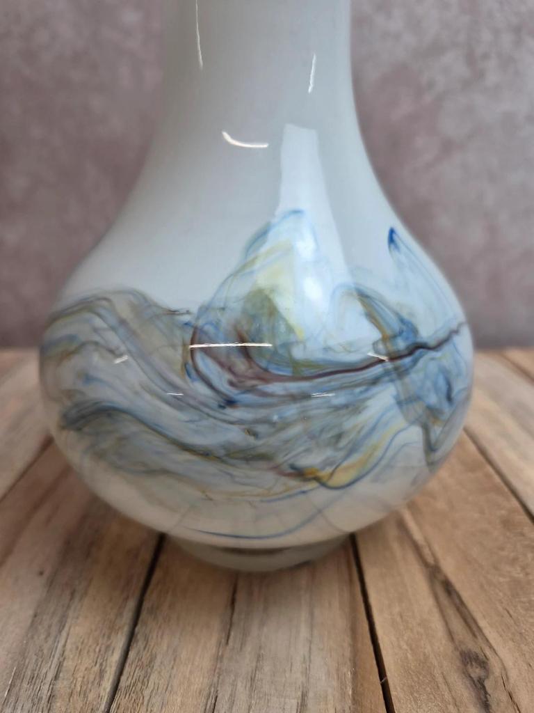 Vase vintage en verre opalin blanc – décor abstrait multicolore – col festonné