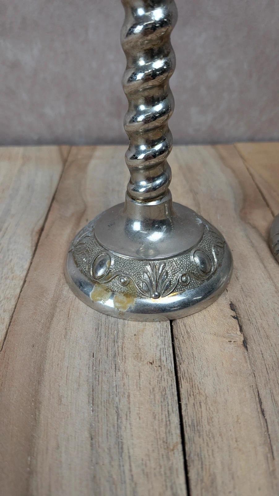 Paire de bougeoirs vintage en métal argenté – Made in England – pied torsadé