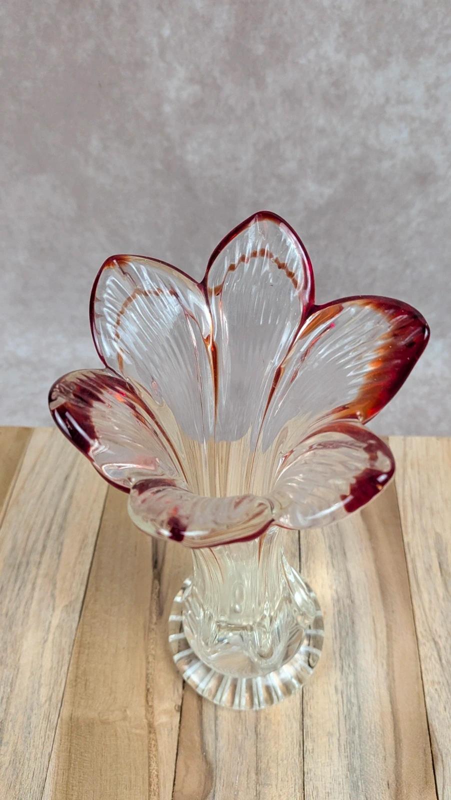 Vase en verre vintage forme fleur bord rouge rubis