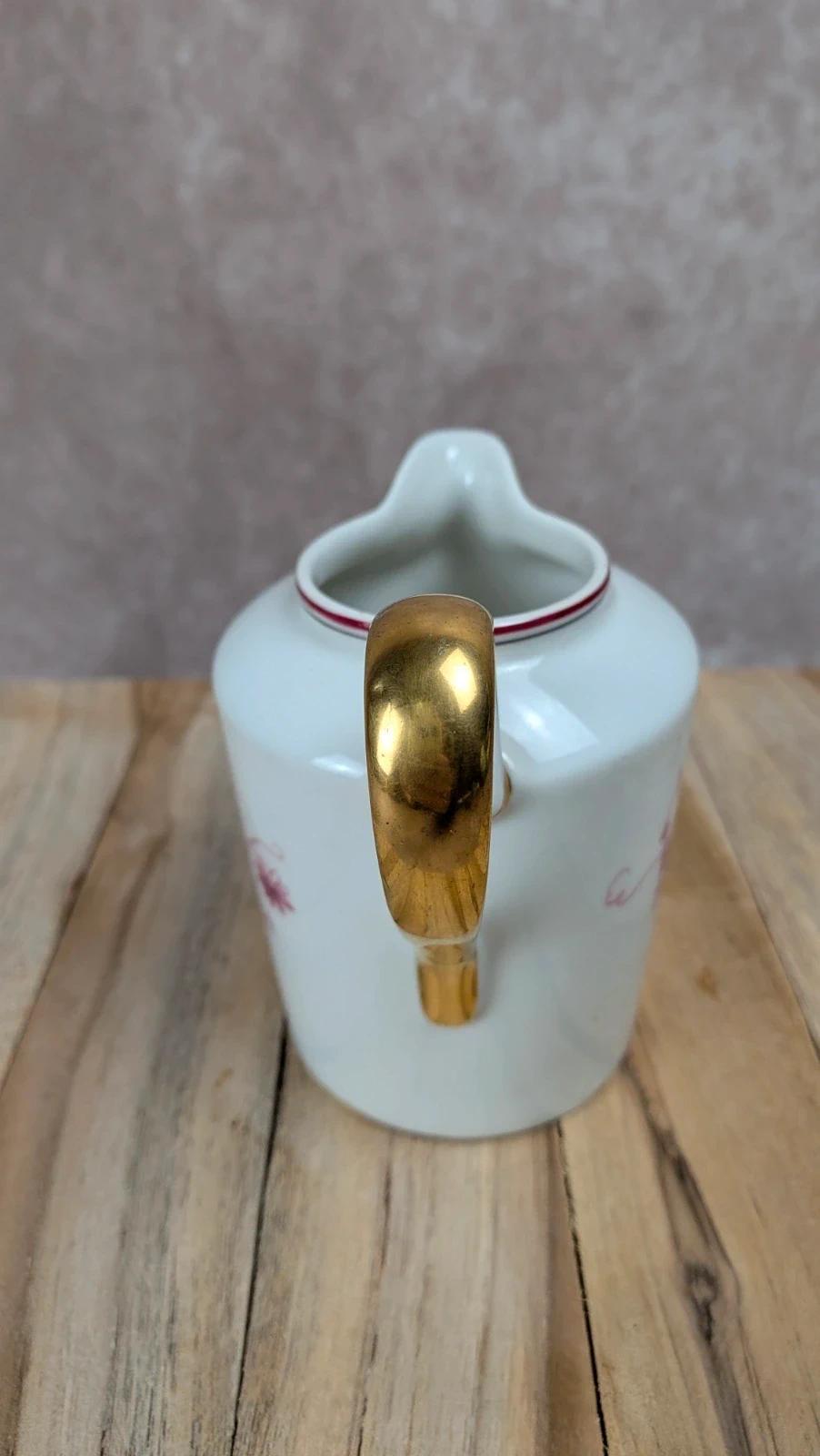 Petit pot à lait en porcelaine de Limoges B&c décor floral rose