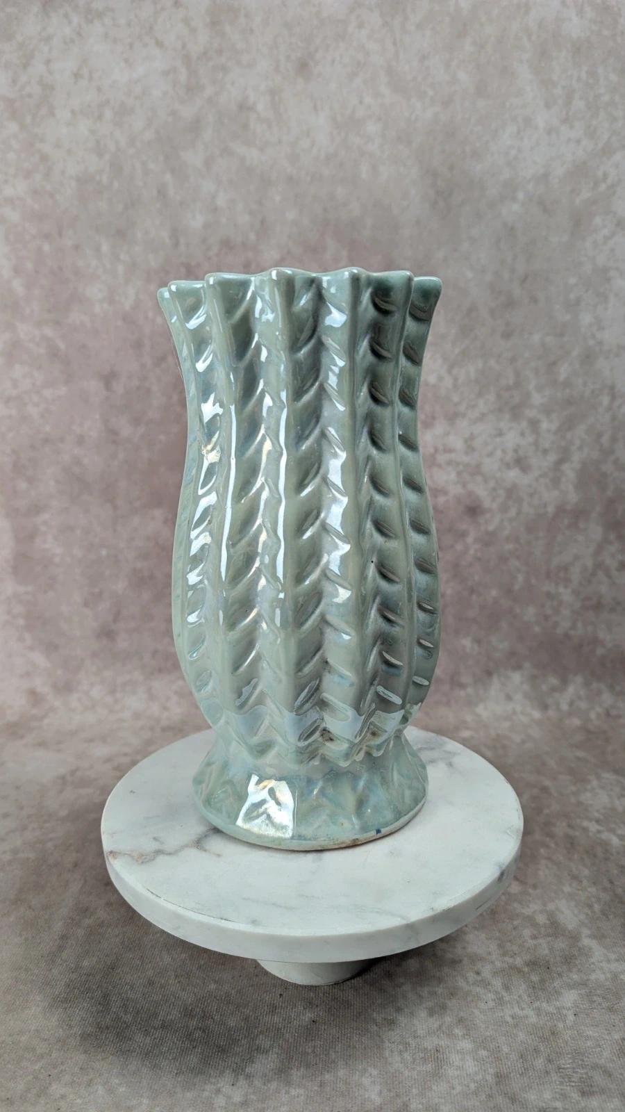 Vase en céramique vintage émaillé vert pâle