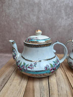 Théière ancienne et pot à lait assorti au joli décor fleuri rose et turquoise