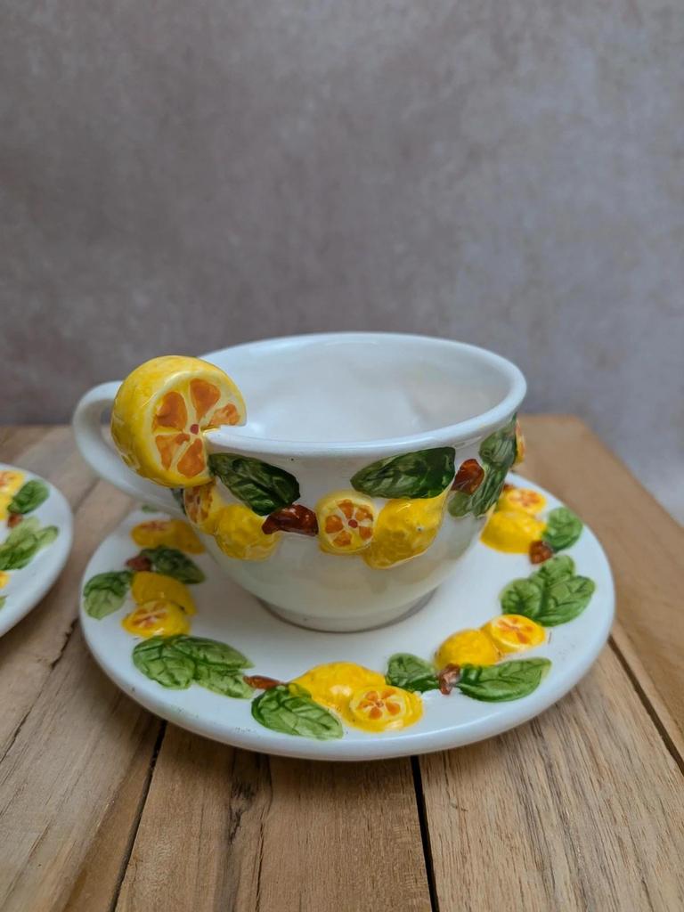 Lot de 2 tasses et 2 soucoupes en barbotine décor citrons