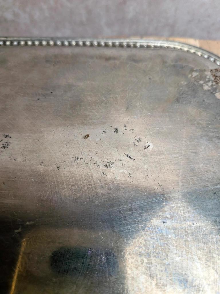 Petit plateau ancien en métal argenté à poignées – décor gravé