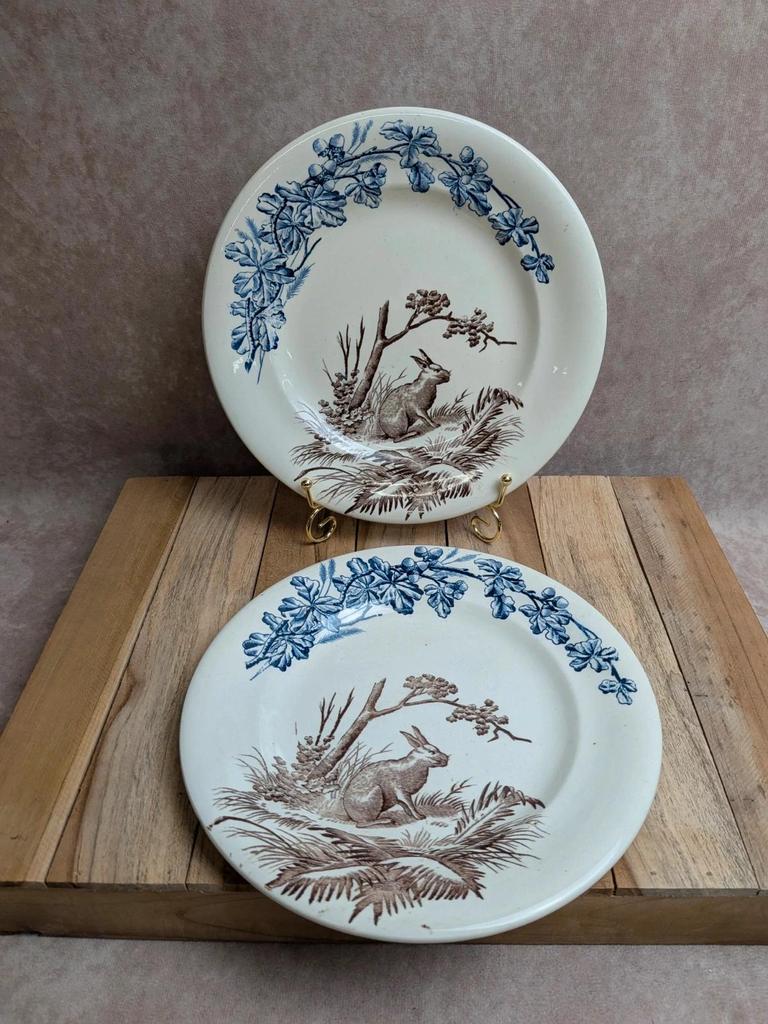 Lot de 2 assiettes Terre de Fer polychrome Clairefontaine modèle Chasse décor lièvre