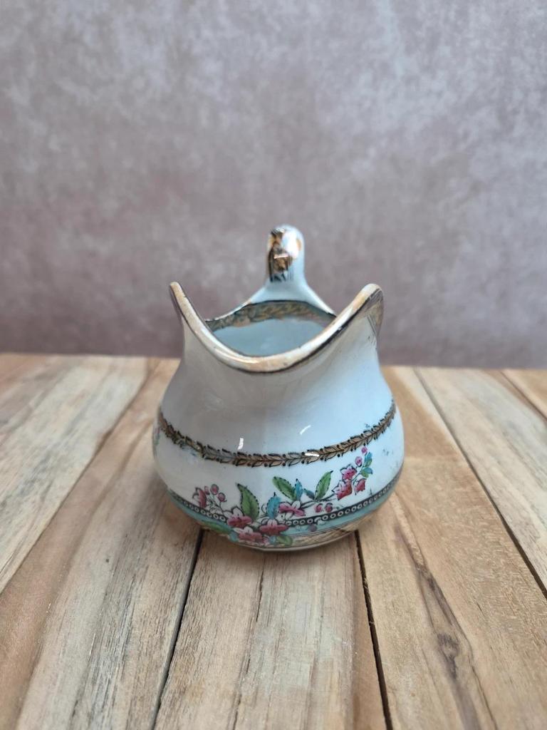 Théière ancienne et pot à lait assorti au joli décor fleuri rose et turquoise