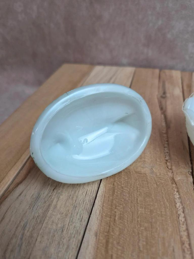 Petite poule couveuse en opaline blanche peinte ancienne