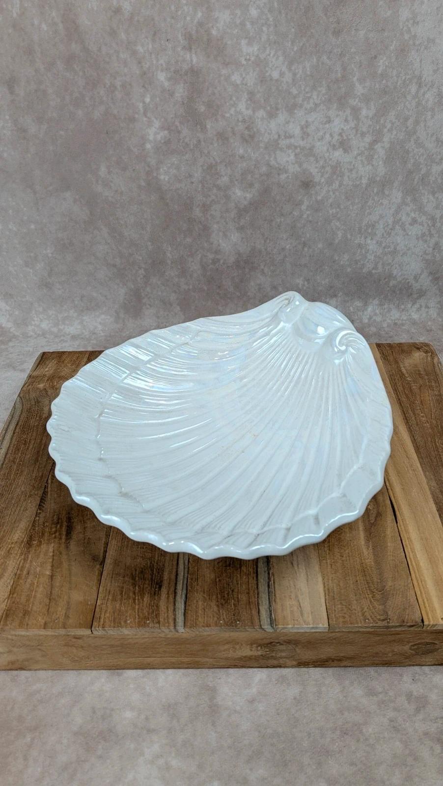 Grand plat ancien en forme de coquillage – finition irisée