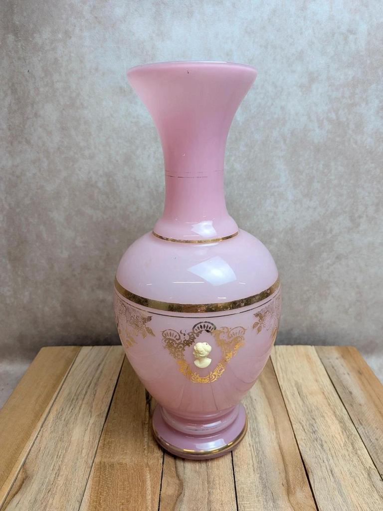 Vase en opaline rose à décor camées et dorures