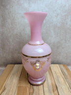 Vase en opaline rose à décor camées et dorures