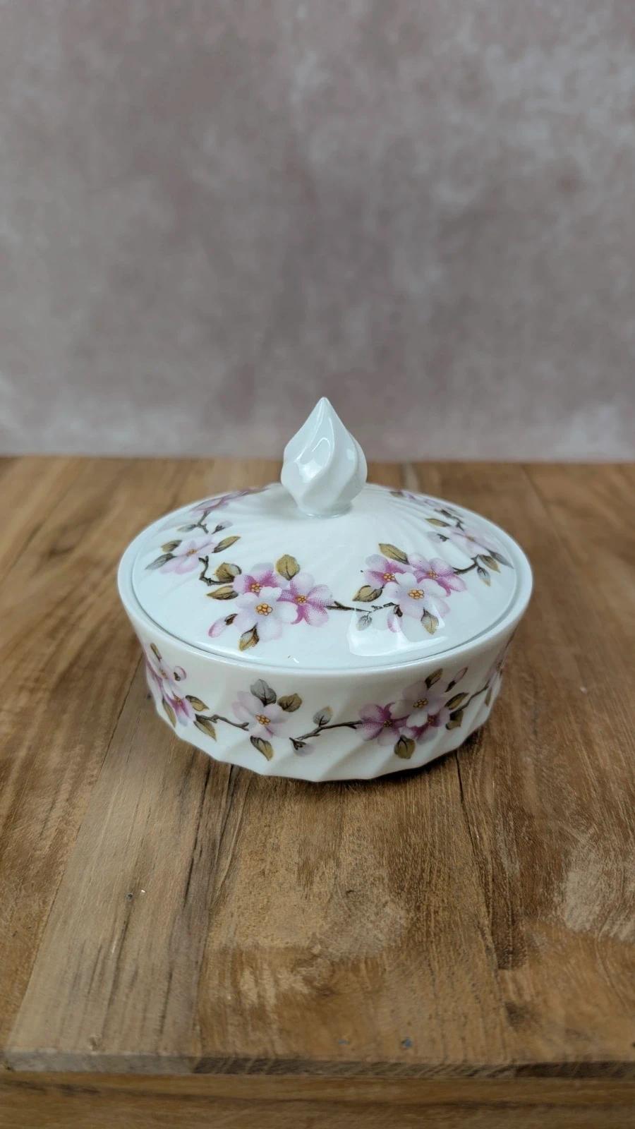 Petite boîte en porcelaine de Limoges décor fleurs