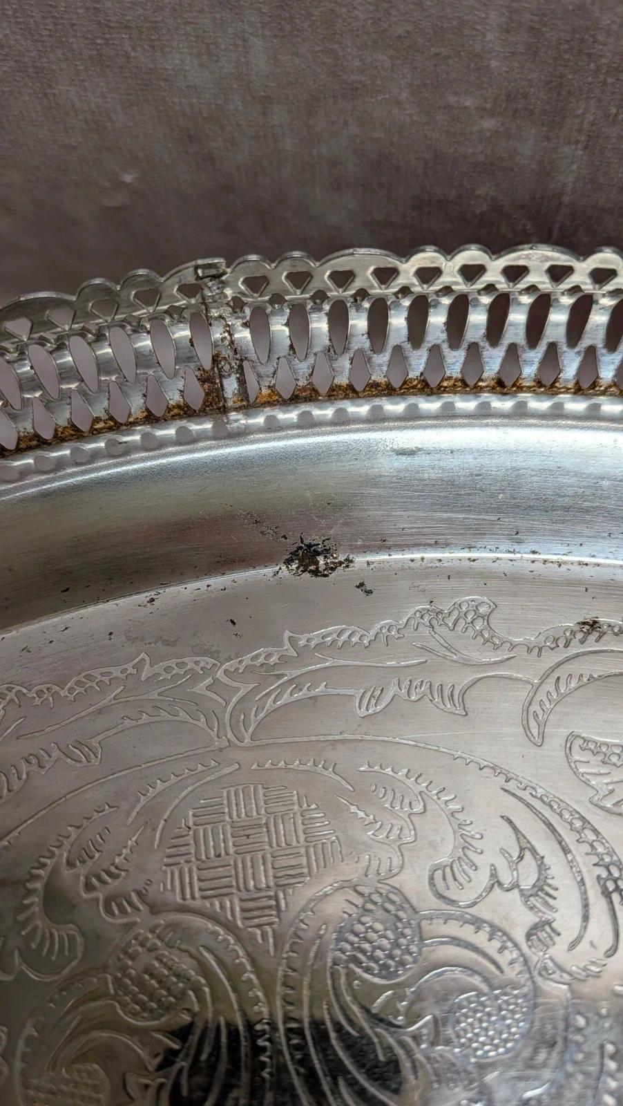 Plateau rond ancien en métal argenté sur pieds – décor gravé