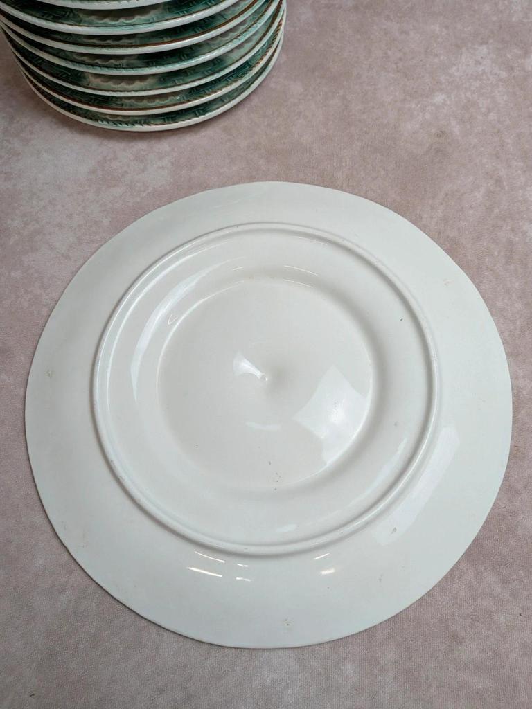 Service 12 assiettes + plat à huîtres Longchamp barbotine coquille