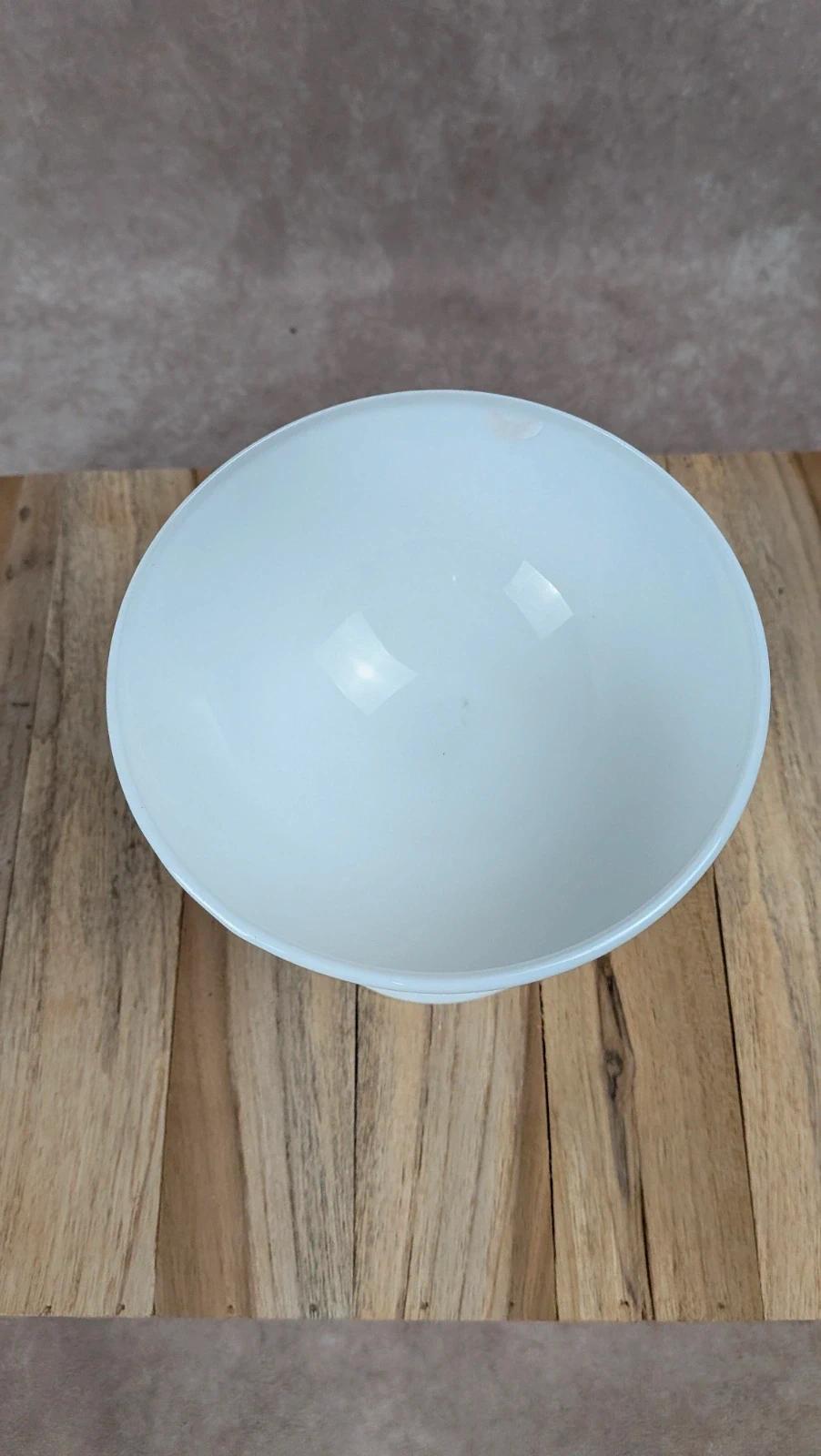 Coupe sur pied en opaline blanche vintage