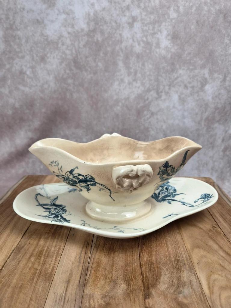 Saucière ancienne Gien Iris terre de fer fin Xixe siècle