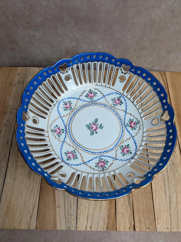 Coupe sur pied en porcelaine ajourée – Décor floral, bleu cobalt et dorures