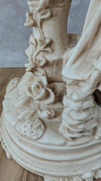 Lampe romantique en résine patinée, femme assise et fleurs