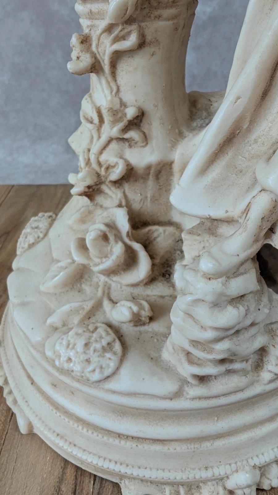 Lampe romantique en résine patinée, femme assise et fleurs