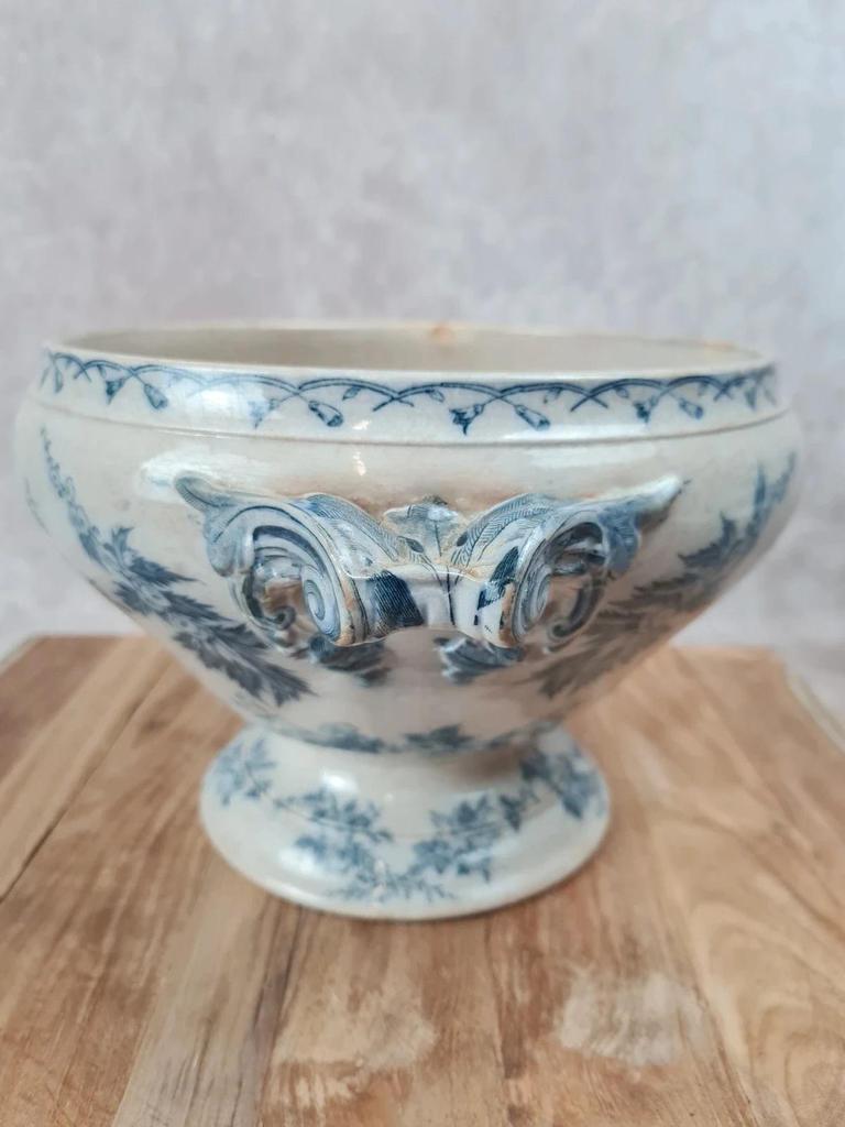 Ancienne soupière Sarreguemines, Modèle Bertha fin Xixe, grande pièce décorativ