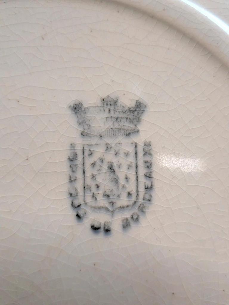Lot de 9 assiettes anciennes en terre de fer – Opaque de Bordeaux – décor floral peint main