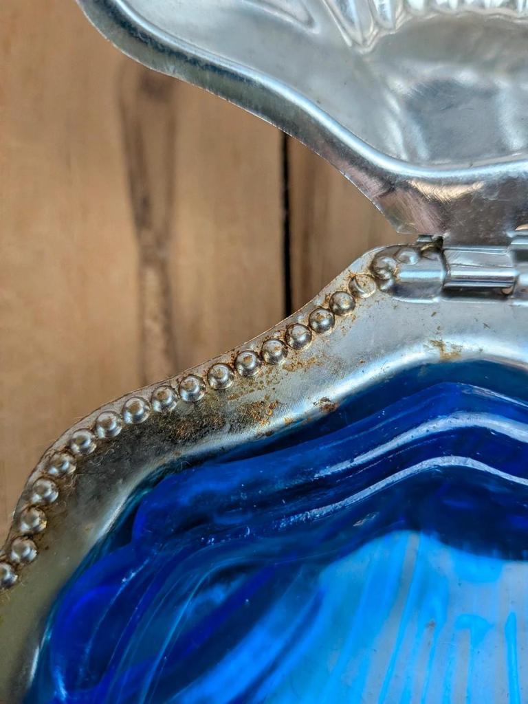 Beurrier vintage coquille en métal argenté et verre bleu – complet