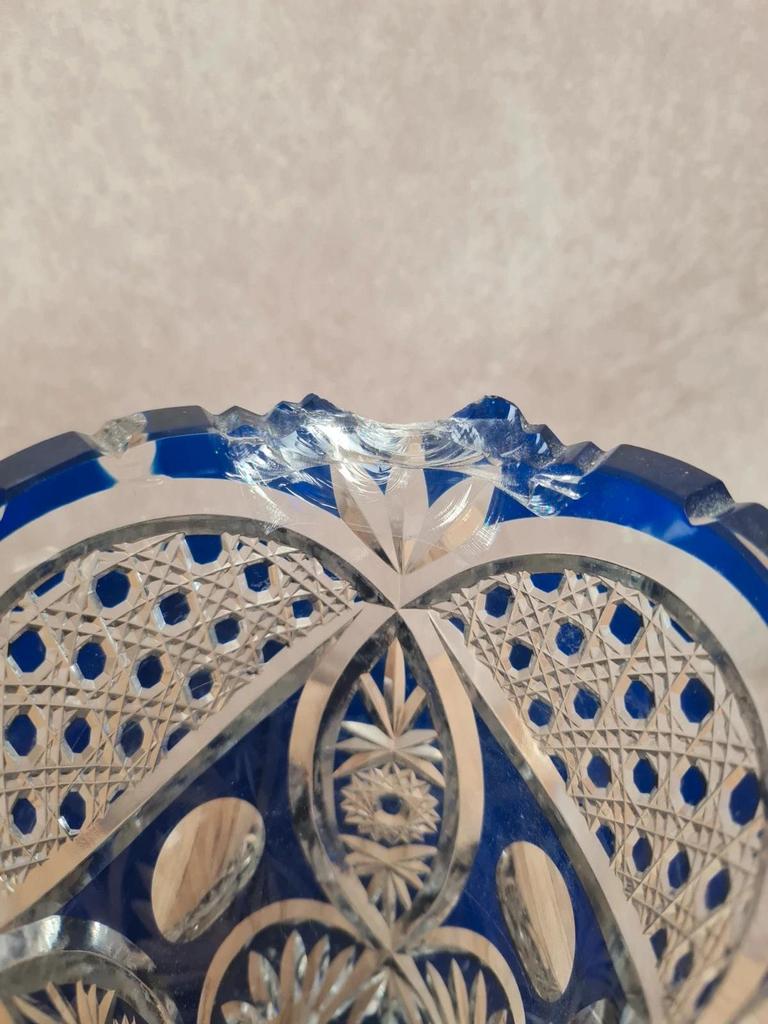 Vase en cristal de Bohème bleu taillé – décor riche – pièce vintage