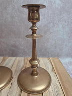 Paire de bougeoirs anciens en laiton lesté – style néoclassique