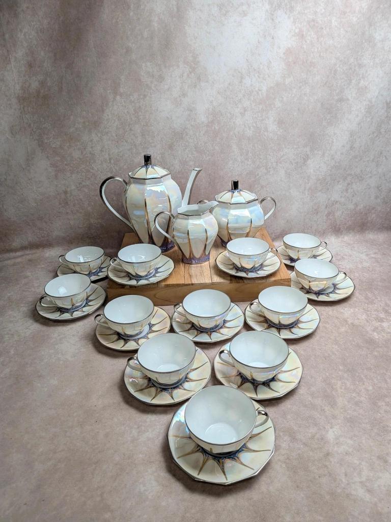 Service à café Art déco Limoges Unique signé Pailles – 27 pièces en porcelaine irisée