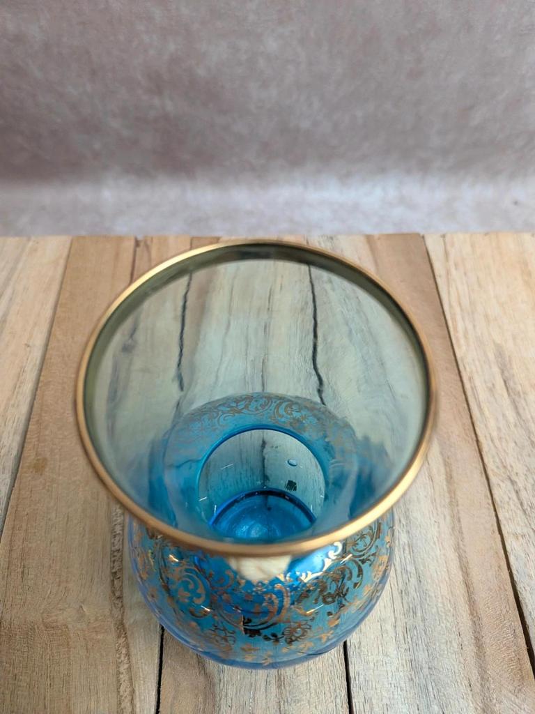 Petit vase vintage en verre bleu soufflé – camée et dorures