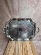 Grand plateau de service en métal argenté anglais – Décor rocaille & poignées coquillage
