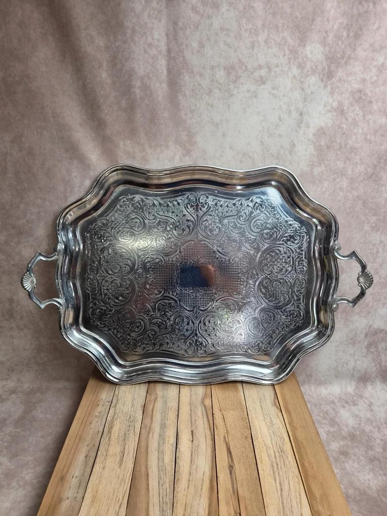 Grand plateau de service en métal argenté anglais – Décor rocaille & poignées coquillage