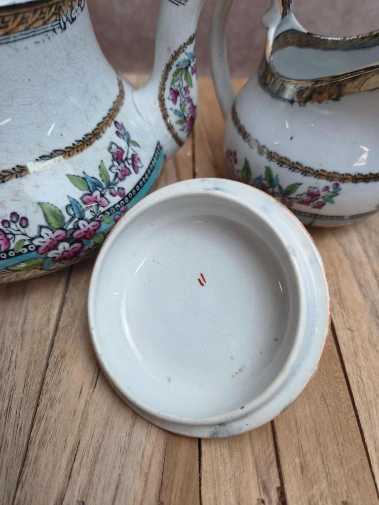 Théière ancienne et pot à lait assorti au joli décor fleuri rose et turquoise