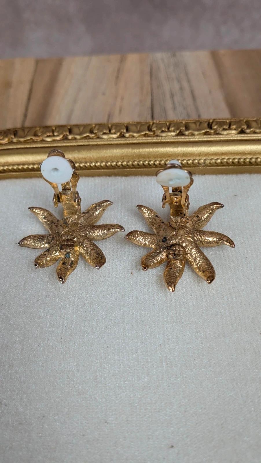 Boucles d’oreilles clips vintage fleurs dorées strass